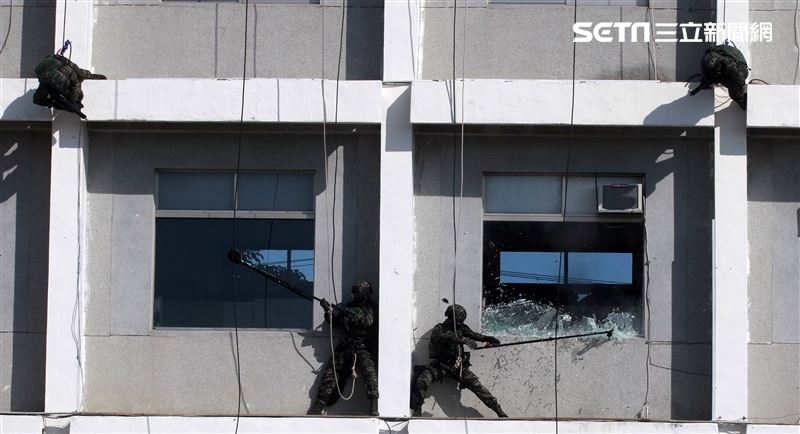海軍陸戰隊特勤隊員繩索下降攻堅。（記者邱榮吉/高雄拍攝）