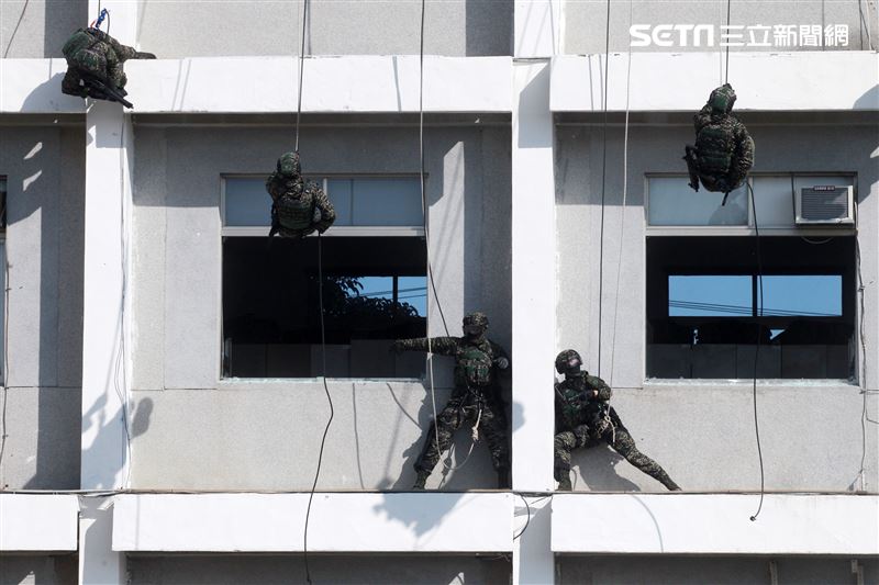 海軍陸戰隊特勤隊員繩索下降攻堅。（記者邱榮吉/高雄拍攝）