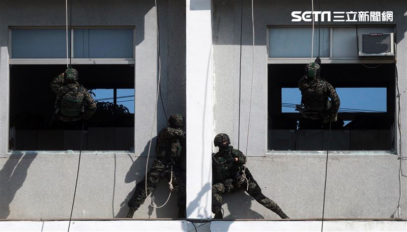 海軍陸戰隊特勤隊員繩索下降攻堅。（記者邱榮吉/高雄拍攝）