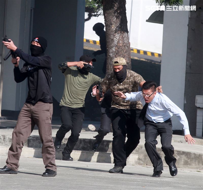 海軍陸戰隊特勤隊員反劫車迅速制伏歹徒順利救出人質。（記者邱榮吉/高雄拍攝）