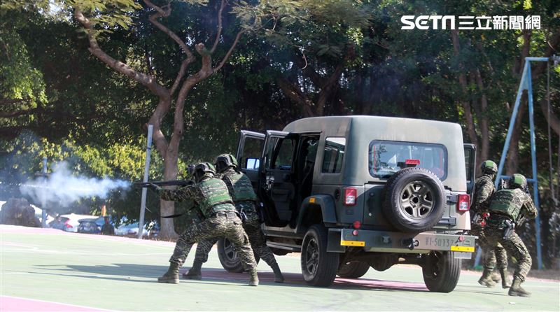 海軍陸戰隊特勤隊員反劫車迅速制伏歹徒順利救出人質。（記者邱榮吉/高雄拍攝）