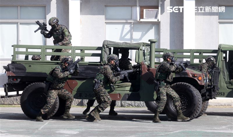 海軍陸戰隊特勤隊員反劫車迅速制伏歹徒順利救出人質。（記者邱榮吉/高雄拍攝）