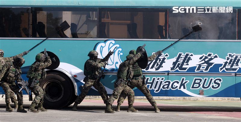 海軍陸戰隊特勤隊員反劫車迅速制伏歹徒順利救出人質。（記者邱榮吉/高雄拍攝）
