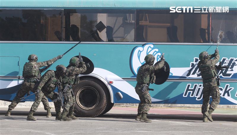 海軍陸戰隊特勤隊員反劫車迅速制伏歹徒順利救出人質。（記者邱榮吉/高雄拍攝）