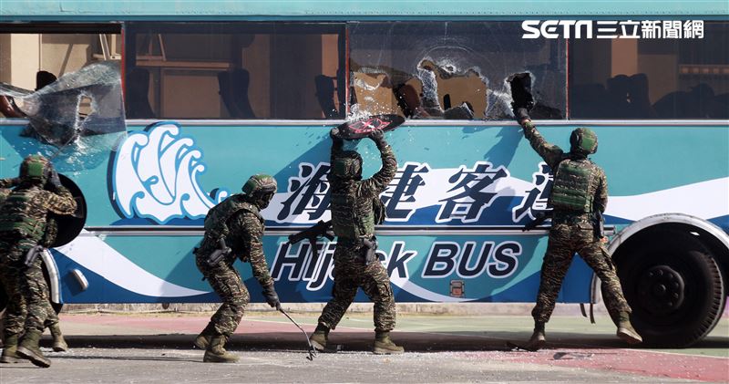 海軍陸戰隊特勤隊員反劫車迅速制伏歹徒順利救出人質。（記者邱榮吉/高雄拍攝）