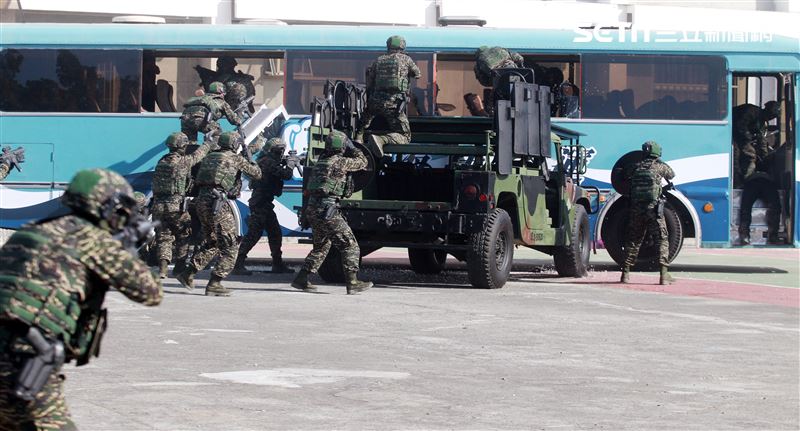 海軍陸戰隊特勤隊員反劫車迅速制伏歹徒順利救出人質。（記者邱榮吉/高雄拍攝）