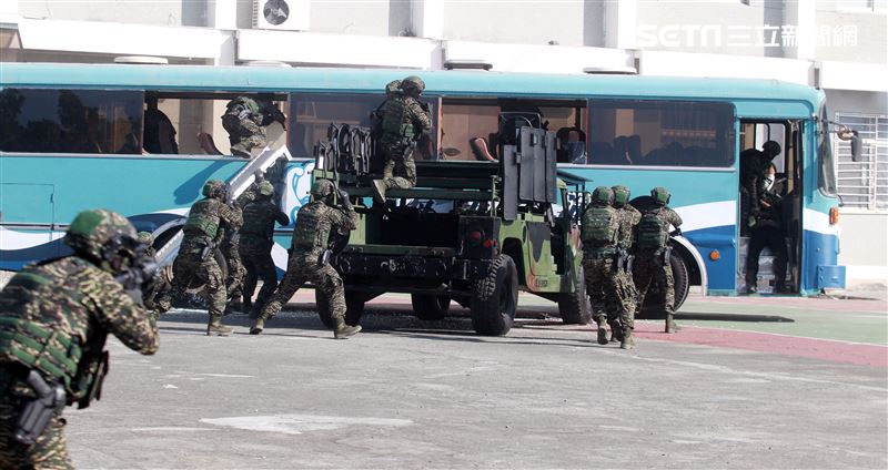 海軍陸戰隊特勤隊員反劫車迅速制伏歹徒順利救出人質。（記者邱榮吉/高雄拍攝）