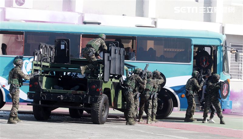 海軍陸戰隊特勤隊員反劫車迅速制伏歹徒順利救出人質。（記者邱榮吉/高雄拍攝）