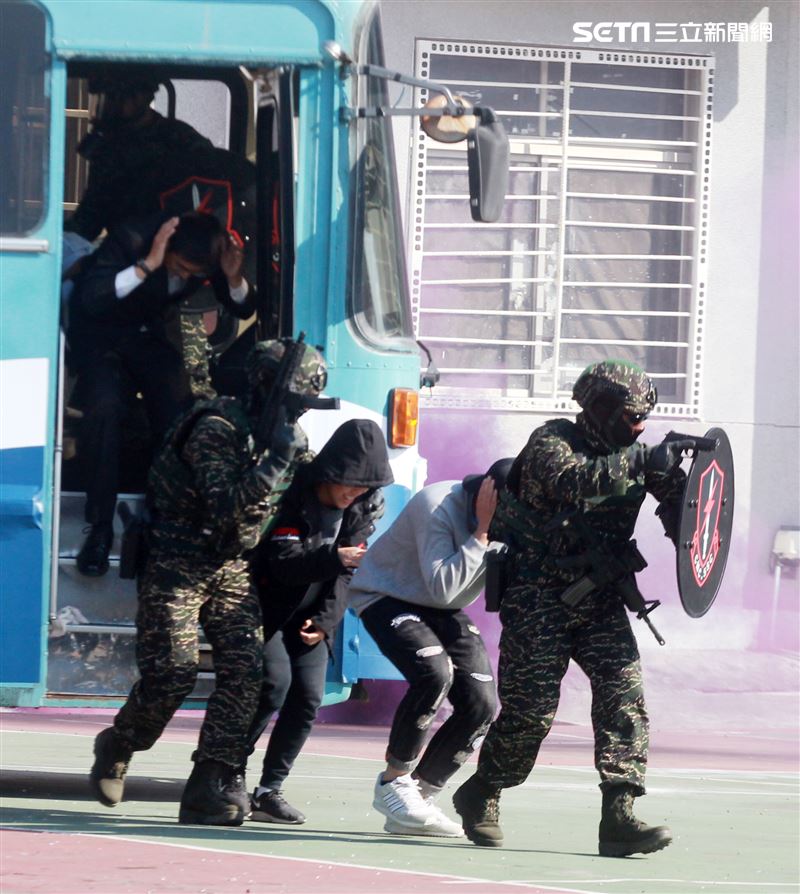 海軍陸戰隊特勤隊員反劫車迅速制伏歹徒順利救出人質。（記者邱榮吉/高雄拍攝）