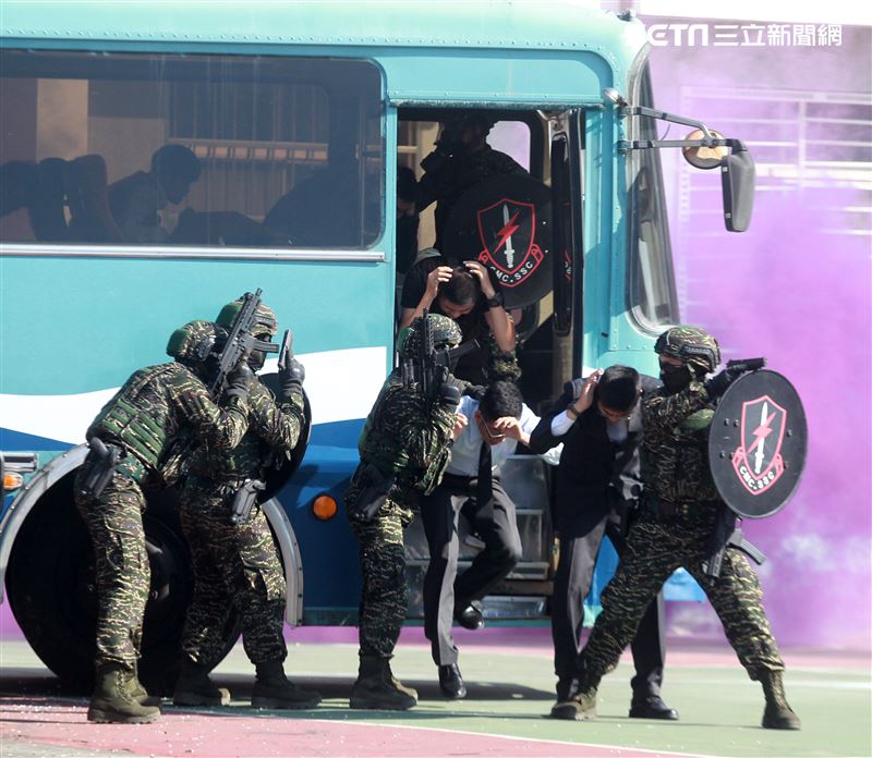海軍陸戰隊特勤隊員反劫車迅速制伏歹徒順利救出人質。（記者邱榮吉/高雄拍攝）