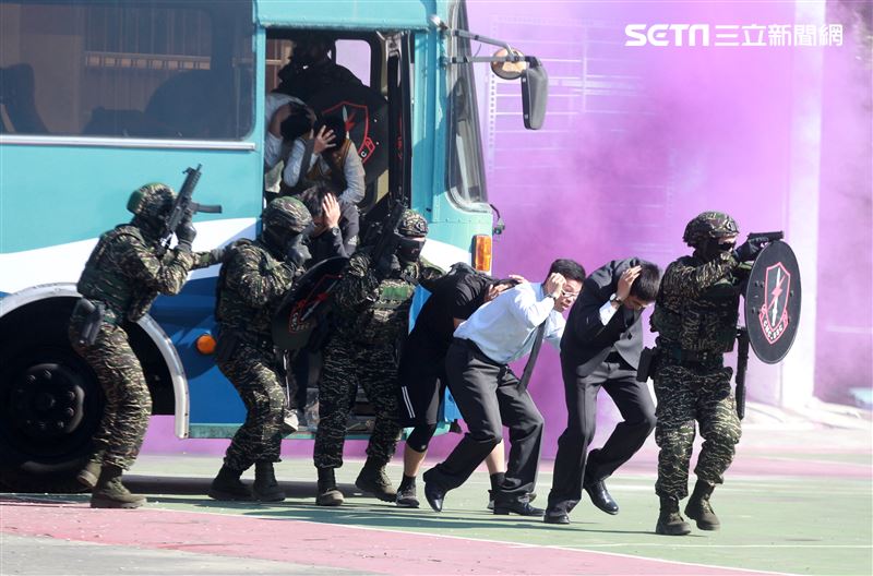 海軍陸戰隊特勤隊員反劫車迅速制伏歹徒順利救出人質。（記者邱榮吉/高雄拍攝）