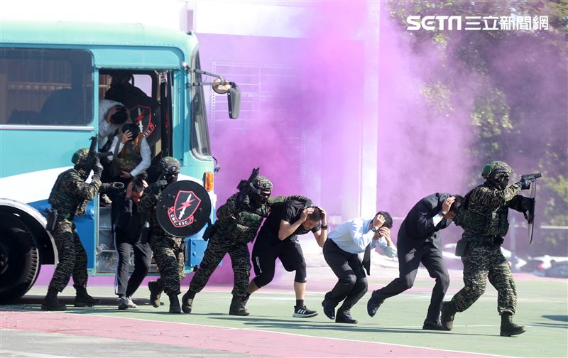 海軍陸戰隊特勤隊員反劫車迅速制伏歹徒順利救出人質。（記者邱榮吉/高雄拍攝）