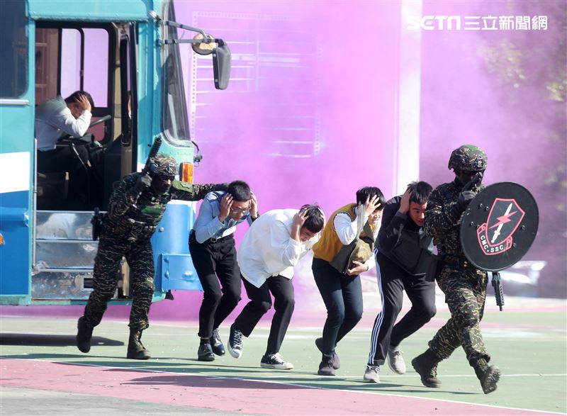 海軍陸戰隊特勤隊員反劫車迅速制伏歹徒順利救出人質。（記者邱榮吉/高雄拍攝）