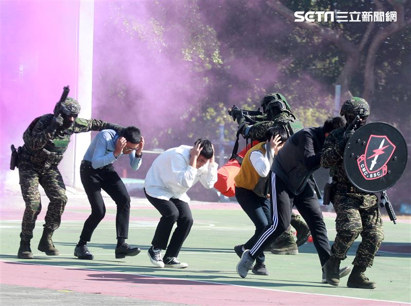 海軍陸戰隊特勤隊員反劫車迅速制伏歹徒順利救出人質。（記者邱榮吉/高雄拍攝）