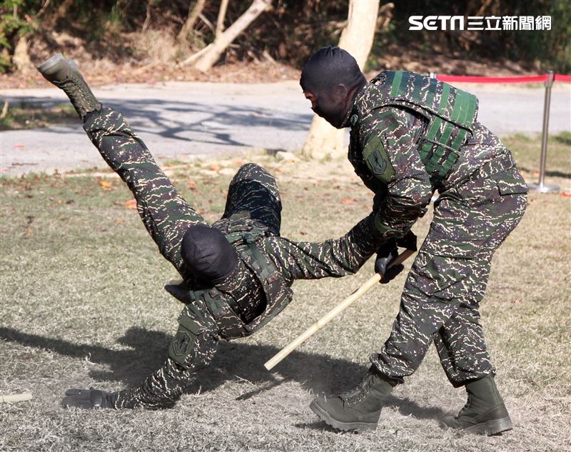 海軍陸戰隊特勤隊員執行綜合格鬥。（記者邱榮吉/高雄拍攝）