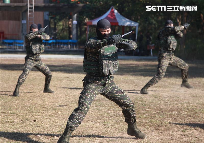 海軍陸戰隊特勤隊員執行綜合格鬥。（記者邱榮吉/高雄拍攝）
