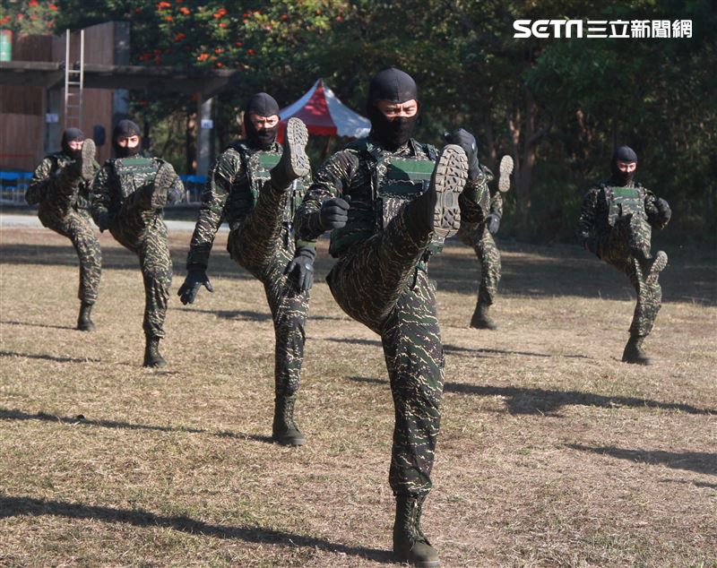 海軍陸戰隊特勤隊員執行綜合格鬥。（記者邱榮吉/高雄拍攝）