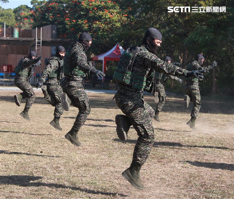海軍陸戰隊特勤隊員執行綜合格鬥。（記者邱榮吉/高雄拍攝）