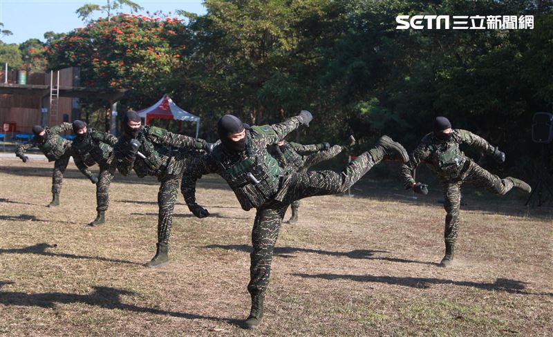 海軍陸戰隊特勤隊員執行綜合格鬥。（記者邱榮吉/高雄拍攝）