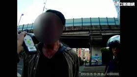 台北市中山分局警員盤查林男，他卻當著警員的面猛灌啤酒（翻攝畫面）