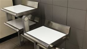 東京地鐵「白色座椅」禁坐　網曝神秘用途（圖／翻攝自推特）