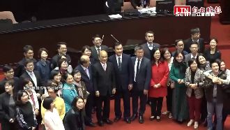 立委告別立院！議場內排隊拍畢業照
