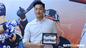 吳昇峰出席球員卡記者會。（圖／記者王怡翔攝影）