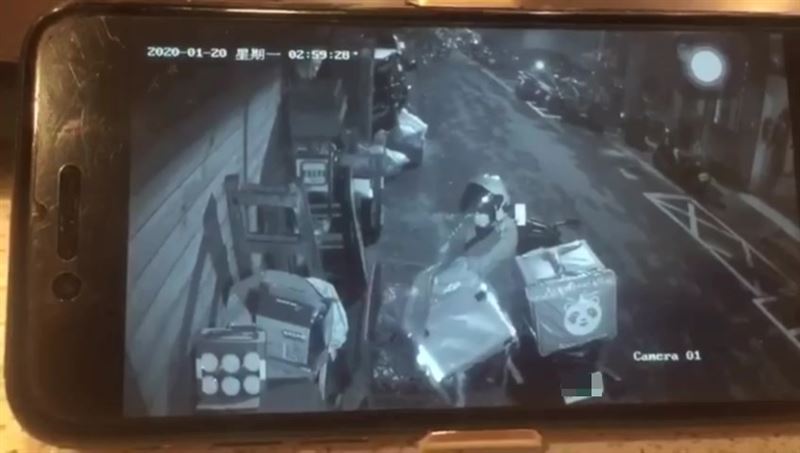 外送員半夜偷同事保溫箱　還拍照留念