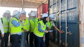 來西亞政府為了整頓亂象，於當地時間20日宣布，將150個裝滿「境外垃圾」的貨櫃全數遣返回原產國，包含美國、英國、法國等，拒絕成為「世界的垃圾場」。（圖／翻攝自楊美盈臉書）