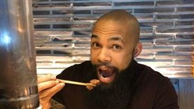 ▲Eric Thames休假又到韓國吃烤肉。（圖／截自韓國媒體）