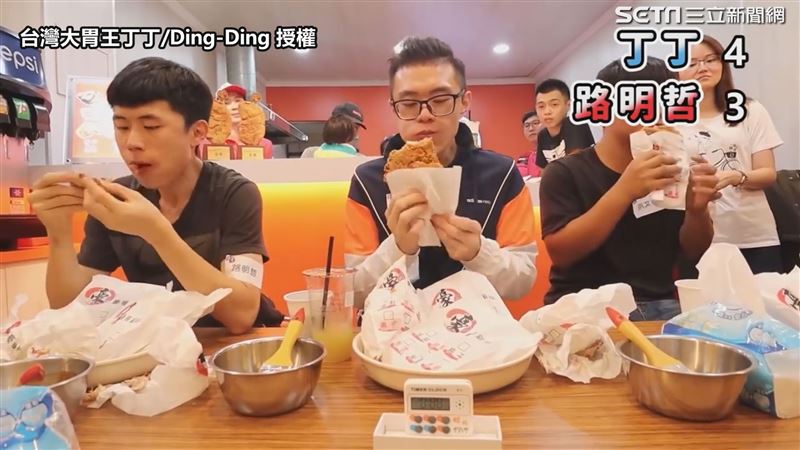 丁丁挑戰吃雞排大賽　空檔還能嗑豆花