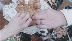 Kimiko以炸雞為背景，曬出與男友兩人婚戒 。（圖／翻攝自KIMIKO臉書）