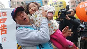 郭台銘抱小朋友展親和力鴻海創辦人郭台銘（左）31日到新北市土城替無黨籍立委候選人李縉穎站台拉票，抱起小朋友展現親和力。中央社記者王騰毅攝  108年12月31日
