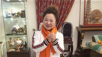 看到這一幕…白冰冰過年邊發紅包邊哭