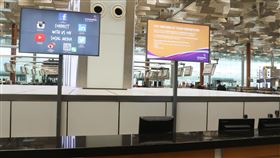 新加坡樟宜機場  看版告知聯結最新訊息新加坡樟宜機場今年元月起取消登機廣播，讓旅人候機時不再聽到惱人的噪音干擾，機場電子看板上也提供諸多上網資訊，聯結最新訊息。中央社記者黃自強新加坡攝　107年1月7日