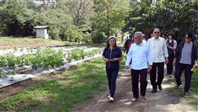 台灣推動在菲設農業推廣中心　駐菲代表徐佩勇（前右1）等人21日前往菲律賓農業部的黎薩省農業研究試驗站考察，了解在試驗站內設立台灣農業推廣中心可行性。中央社記者陳妍君黎薩省攝  109年1月21日