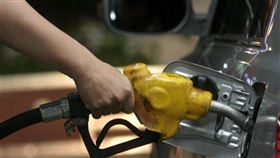 依浮動油價調整機制作業原則，以及不考量亞鄰競爭國最低價及平穩措施的條件下，估30日起汽、柴油每公升約各調漲0.1元。（中央社檔案照片）