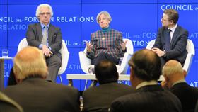 美經濟學家：武漢肺炎對中國構成挑戰花旗全球首席經濟學家曼恩（中）21日在美國智庫外交關係協會座談會表示，對中國而言，武漢肺炎是比國內政策與美國加徵關稅等外在因素更嚴峻的挑戰。中央社記者尹俊傑紐約攝  109年1月22日