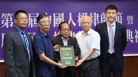 滕彪：有負罪感 在海外為中國人權努力學者滕彪（左1）投身維權運動，很清楚如果回中國就會被逮捕，因此選擇在海外發展。他自言有「倖存者負罪感」，在海外繼續為改善中國人權而努力。圖為2019年7月他在台北，參加他所發起的中國律師節活動。（檔案照片）中央社  109年1月22日