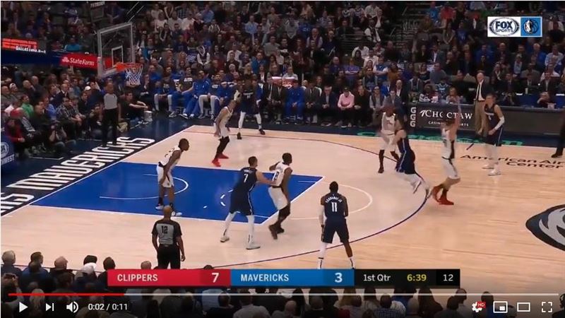 NBA／失去平衡　東契奇投進三分球