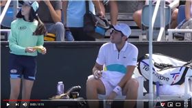 ▲法國選手班區崔特（Elliot Benchetrit）請球童幫忙剝香蕉遭主審警告。（圖／翻攝自YouTube）