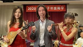 鑫創今年業績拚增2成車載電腦系統製造商鑫創電子21日舉辦尾牙晚會，董事長暨總經理許育瑞（中）看好今年第1季業績將優於去年第4季，2020年全年有望挑戰業績成長20%以上。中央社記者吳家豪攝 109年1月21日