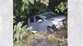 拖吊墜崖車！竟拍下後座伸出詭異白手(翻攝自推特)