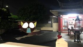 她晚上拜土地公　「香突被倒插」急逃跑！網見樹下人影嚇壞（翻攝自靈異公社）