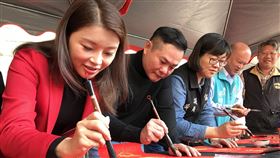 張嘉郡：未來投身教育關心地方雲林縣青埔教育基金會董事長張嘉郡（左）參選雲林縣立委失利，22日出席贈春聯活動時表示，未來將投身在教育等領域，持續關心地方。　中央社記者姜宜菁攝　109年1月22日