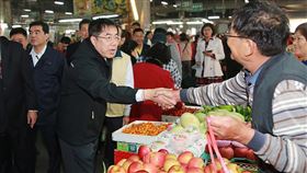 黃偉哲視察台南農產市場台南市長黃偉哲（前左）22日視察台南市綜合農產品批發市場，確認供貨充足，價格穩定。（台南市政府提供）中央社記者張榮祥台南傳真 109年1月22日