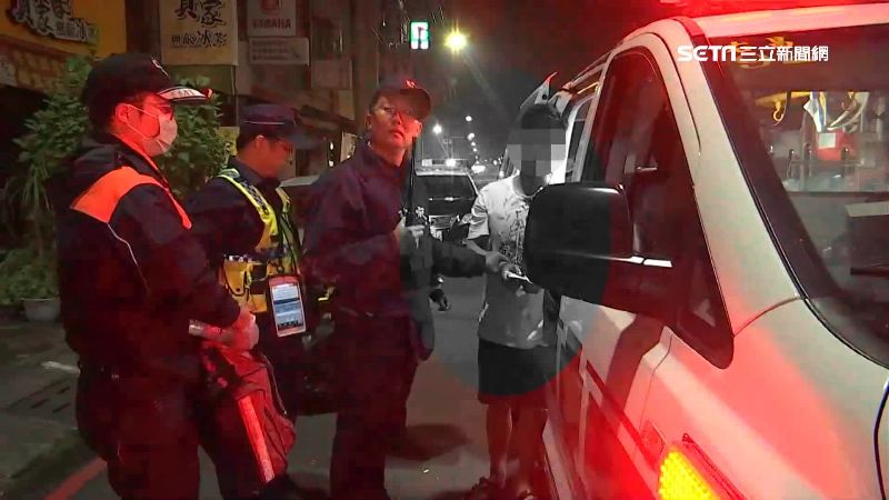 醉男盧不停　襲警遭壓制棍敲破頭濺血