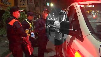 醉男盧不停　襲警遭壓制棍敲破頭濺血
