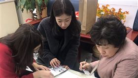 韓女遊九份遺失錢包找回　開心來台領取韓國籍金姓女子（右）前往新北市九份遊玩遺失錢包，帶著一絲遺憾回國，時隔多日，民眾拾獲錢包交給警方；瑞芳警分局偵查隊員蔡依其（左）鍥而不捨輾轉聯繫上金女，金女21日來台取回露出開心笑容。（瑞芳警分局提供）中央社記者王朝鈺傳真　109年1月22日