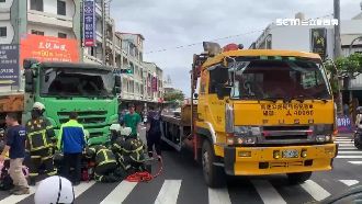 夫妻騎車直行遭撞　婦腳卡砂石車濺血